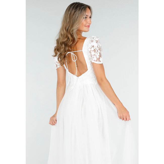 Weißes Brautkleid mit Spitzenblumen und Tüllrock