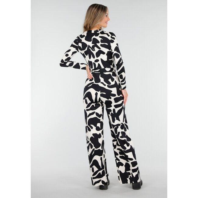 Schwarz-weißer Stretch-Jumpsuit mit Print und Wickeloberteil