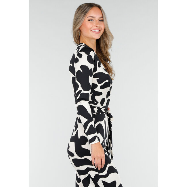 Schwarz-weißer Stretch-Jumpsuit mit Print und Wickeloberteil