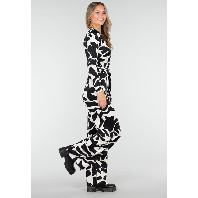 Schwarz-weißer Stretch-Jumpsuit mit Print und Wickeloberteil