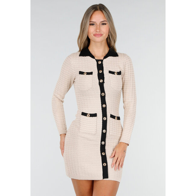 Beiges Kleid mit schwarzen Bündchen und langen Ärmeln