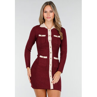 Rotes Stretchkleid mit beigen Akzenten
