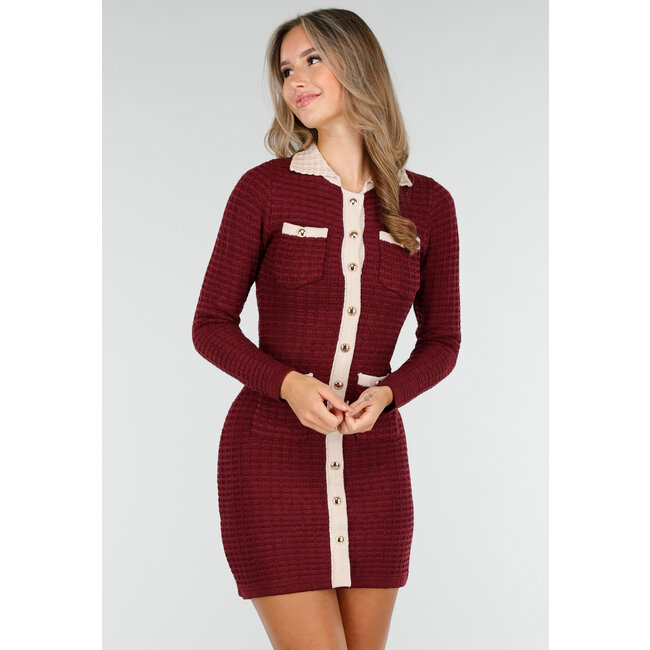 Bordeauxkleid mit langen Ärmeln und beigen Details