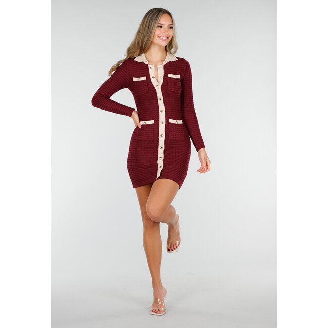 Bordeauxkleid mit langen Ärmeln und beigen Details