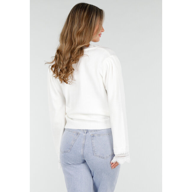Weißer Pullover mit V-Ausschnitt und Spitzendetails an Ärmeln und Halsausschnitt