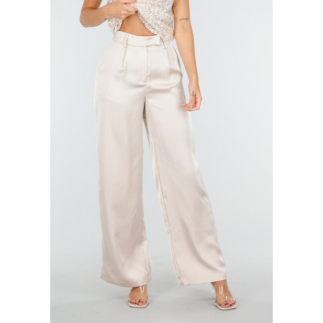 Champagnerfarbene Satinhose mit hoher Taille und weiten Beinen