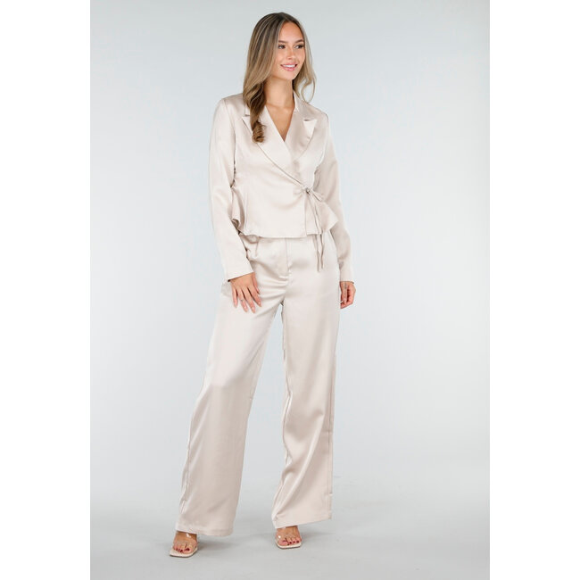 Champagnerfarbene Satinhose mit hoher Taille und weiten Beinen