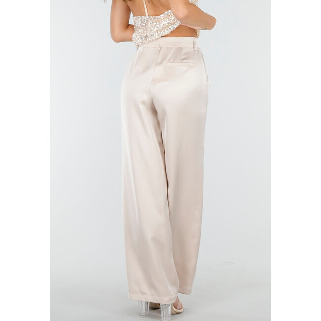 Champagnerfarbene Satinhose mit hoher Taille und weiten Beinen