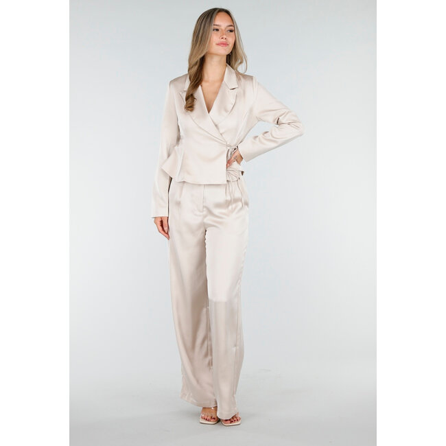 Champagnerfarbene Satinhose mit hoher Taille und weiten Beinen