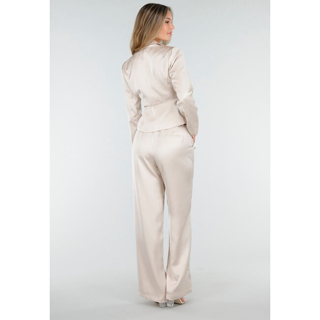 Champagnerfarbene Satinhose mit hoher Taille und weiten Beinen