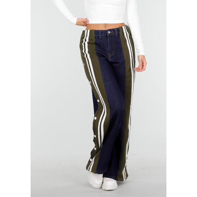 Denim-Hose mit weitem Bein, grünen Seiten und Streifen