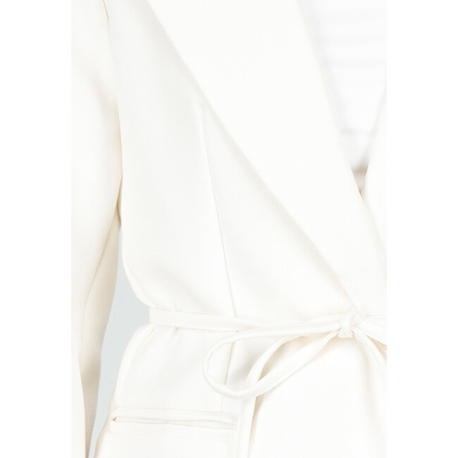 Weißer Blazer mit Gürtel