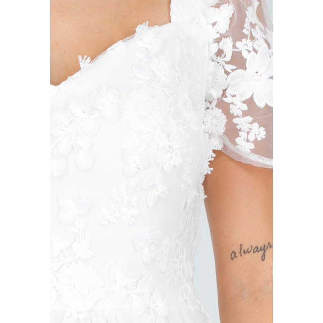 Weißes Brautkleid mit Spitzenblumen und Tüllrock