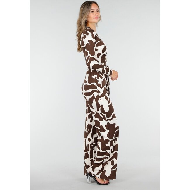 Braun-weißer Stretch-Jumpsuit mit Überwurf und Gürtel