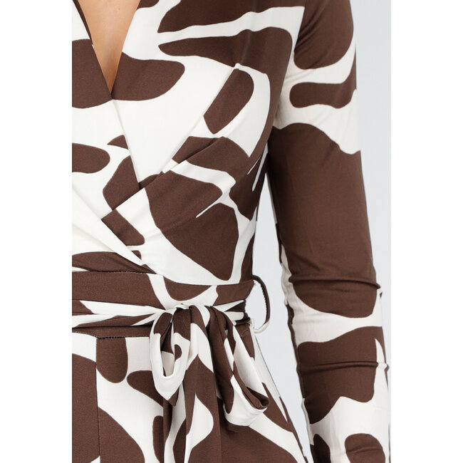 Braun-weißer Stretch-Jumpsuit mit Überwurf und Gürtel