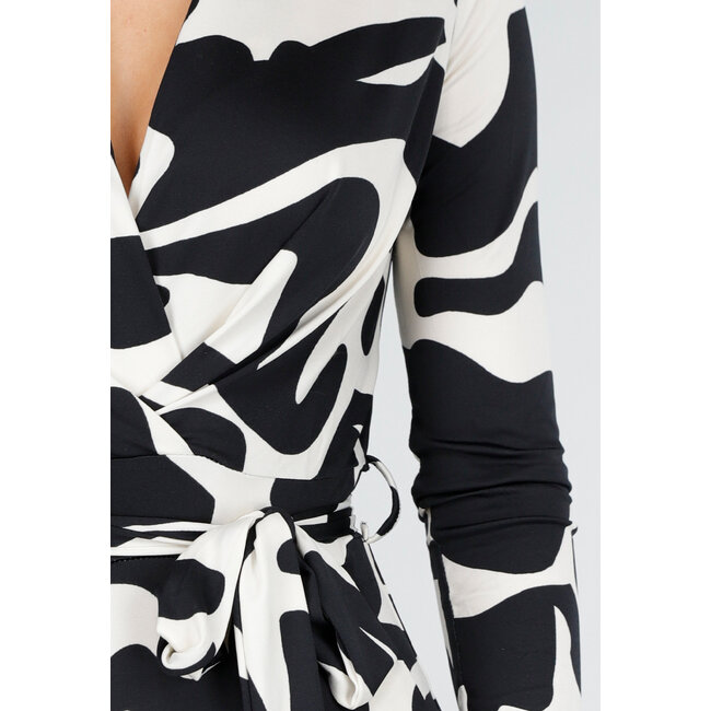 Schwarz-weißer Stretch-Jumpsuit mit Print und Wickeloberteil