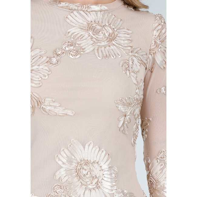 Beiges langes Kleid mit Stretch und glänzender Blumenstruktur