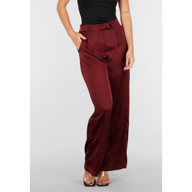 Bordeauxrote Hose mit weitem Bein und hohem Bund in Satinoptik
