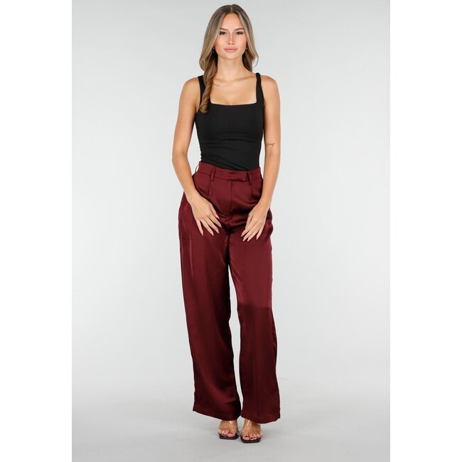 Bordeauxrote Hose mit weitem Bein und hohem Bund in Satinoptik