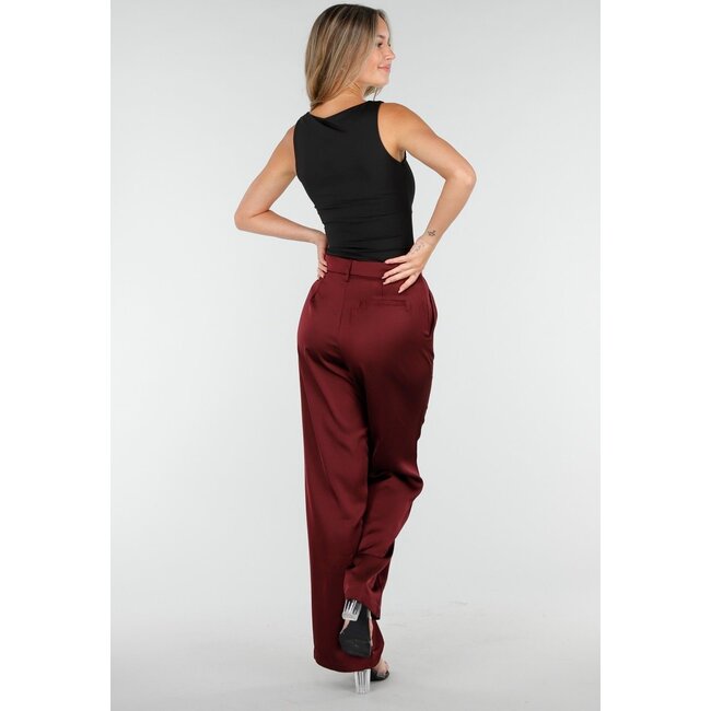 Bordeauxrote Hose mit weitem Bein und hohem Bund in Satinoptik