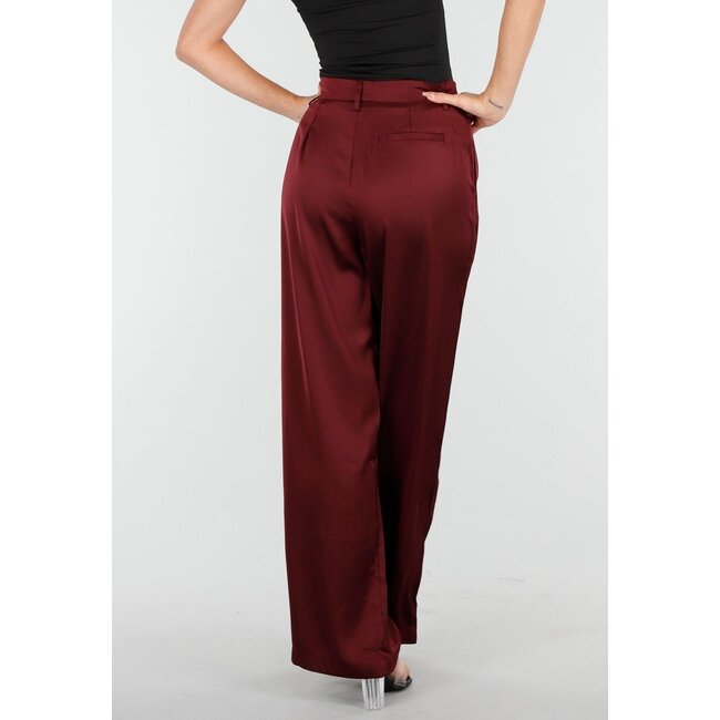 Bordeauxrote Hose mit weitem Bein und hohem Bund in Satinoptik