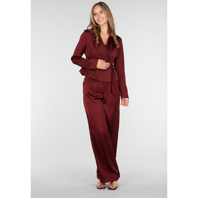 Bordeauxrote Hose mit weitem Bein und hohem Bund in Satinoptik
