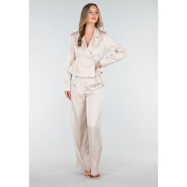 Champagnerfarbener Satin-Look-Wickelblazer mit Schleife