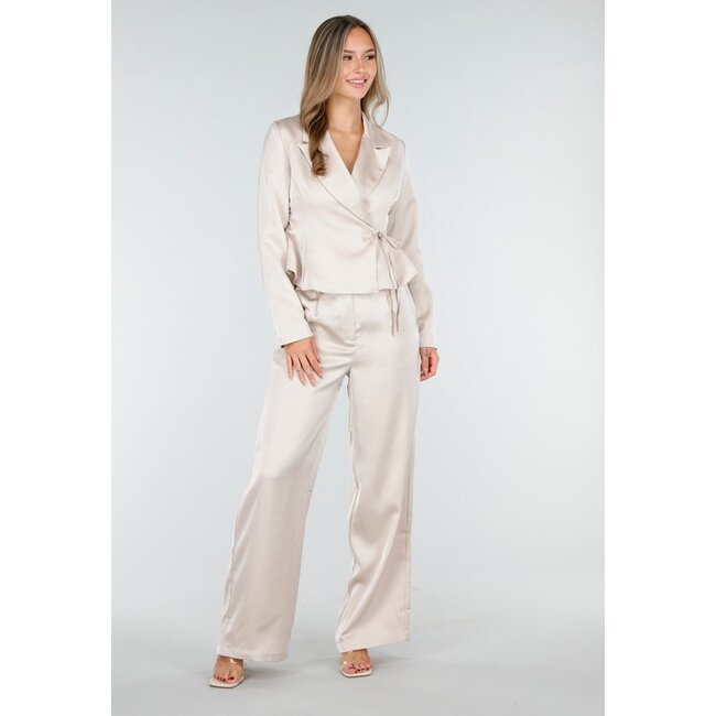 Champagnerfarbener Satin-Look-Wickelblazer mit Schleife