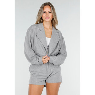 Graues Lounge-Set mit Weste und Shorts