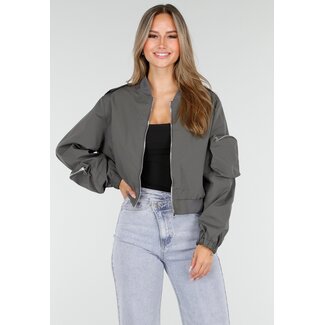Graue Bomberjacke mit Cargotaschen