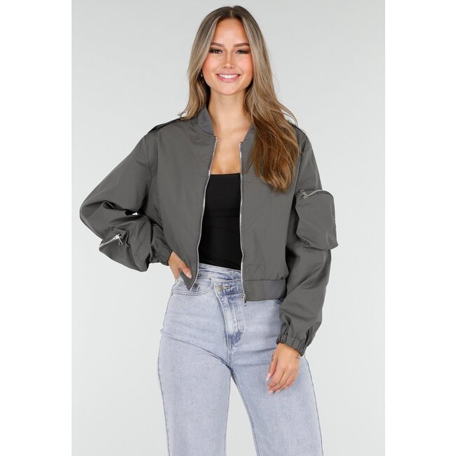Graue Bomberjacke mit Reißverschluss und Taschendetails an den Ärmeln