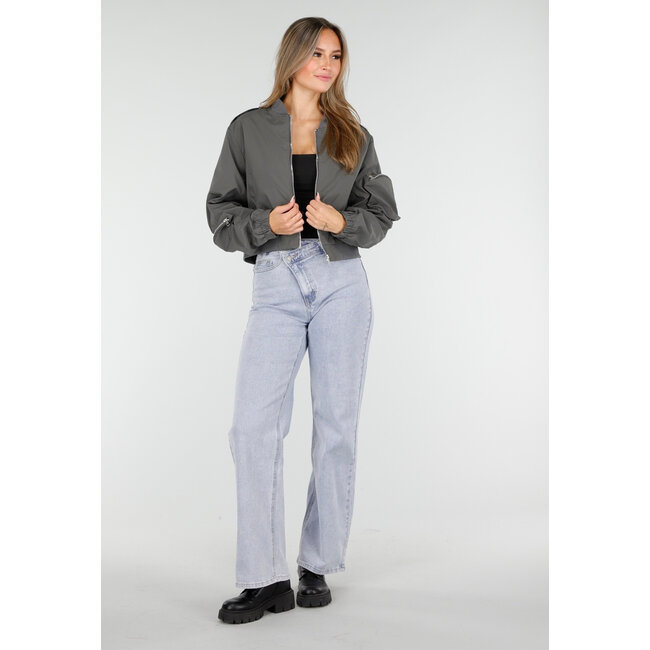 Graue Bomberjacke mit Reißverschluss und Taschendetails an den Ärmeln