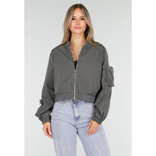 Graue Bomberjacke mit Reißverschluss und Taschendetails an den Ärmeln