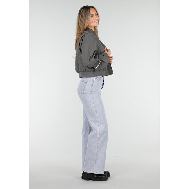 Graue Bomberjacke mit Reißverschluss und Taschendetails an den Ärmeln