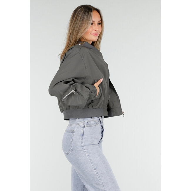 Graue Bomberjacke mit Reißverschluss und Taschendetails an den Ärmeln