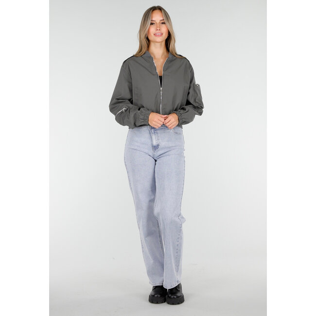 Graue Bomberjacke mit Reißverschluss und Taschendetails an den Ärmeln