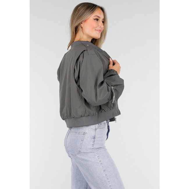 Graue Bomberjacke mit Reißverschluss und Taschendetails an den Ärmeln