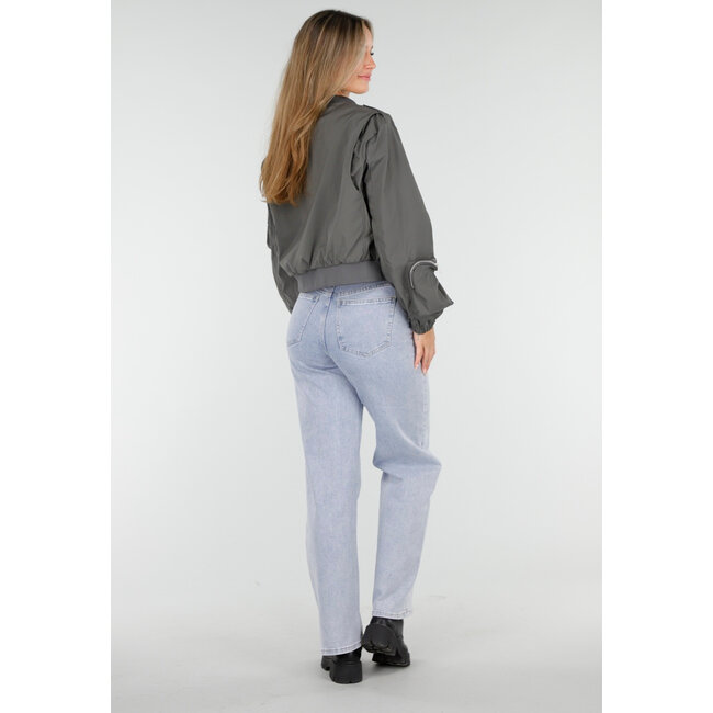 Graue Bomberjacke mit Reißverschluss und Taschendetails an den Ärmeln