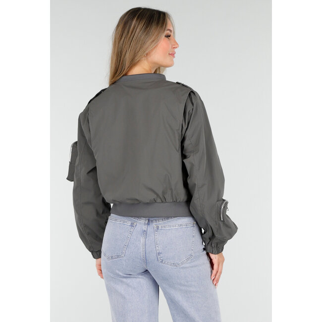 Graue Bomberjacke mit Reißverschluss und Taschendetails an den Ärmeln