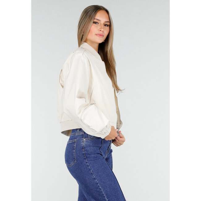 Beige Bomberjacke mit Reißverschluss und Cargotaschen an den Ärmeln