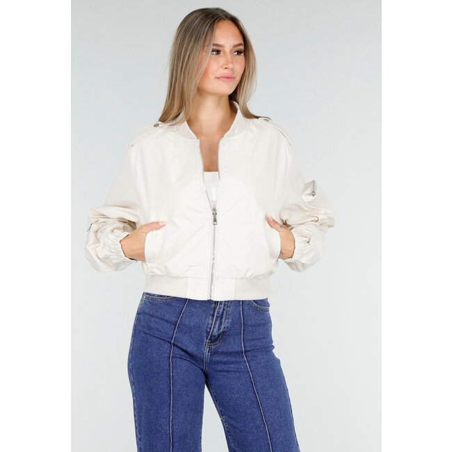 Beige Bomberjacke mit Reißverschluss und Cargotaschen an den Ärmeln