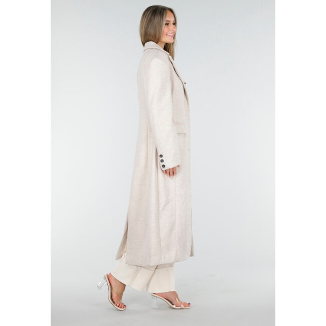 Langer beiger Mantel mit schwarzen Knöpfen und Pattentaschen