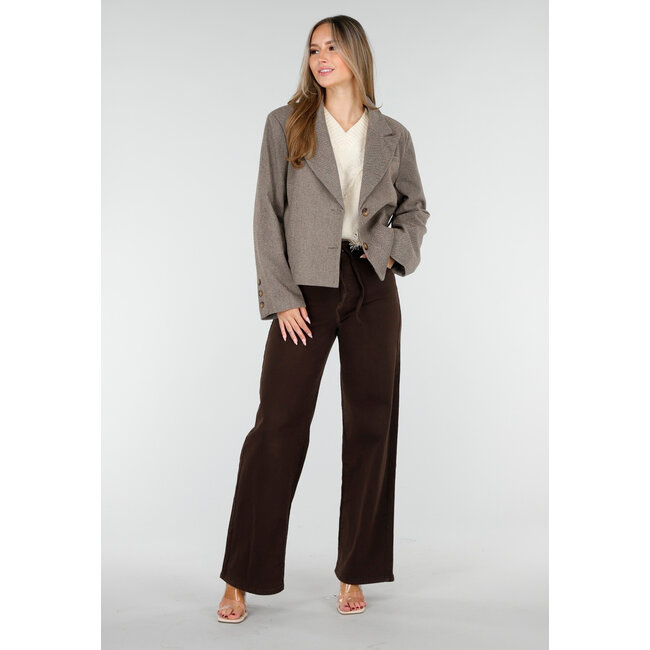 Kurze braune Jacke mit Gürtel und Revers