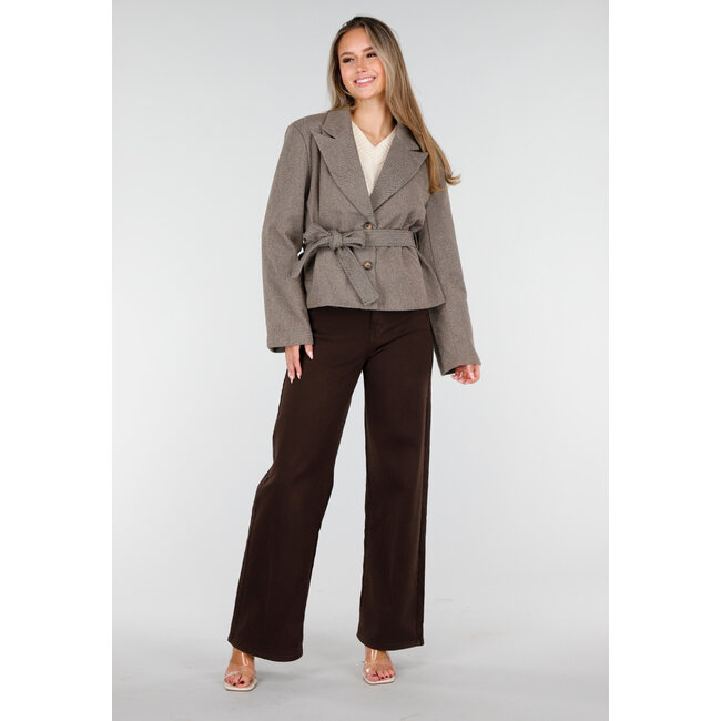 Kurze braune Jacke mit Gürtel und Revers