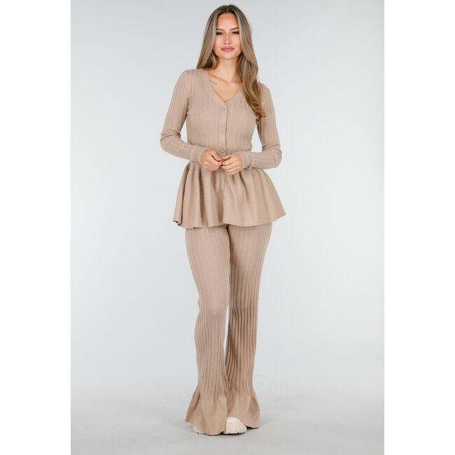 Beiges Stretch-Zweiteiler-Set mit ausgestellter Hose und geknöpftem Oberteil
