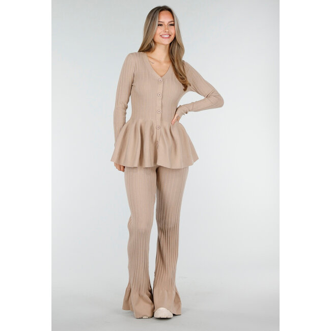 Beiges Stretch-Zweiteiler-Set mit ausgestellter Hose und geknöpftem Oberteil