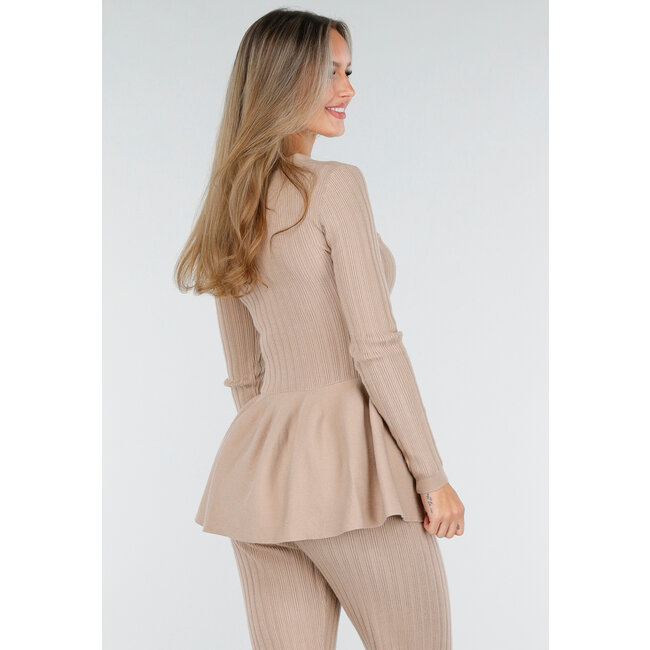 Beiges Stretch-Zweiteiler-Set mit ausgestellter Hose und geknöpftem Oberteil