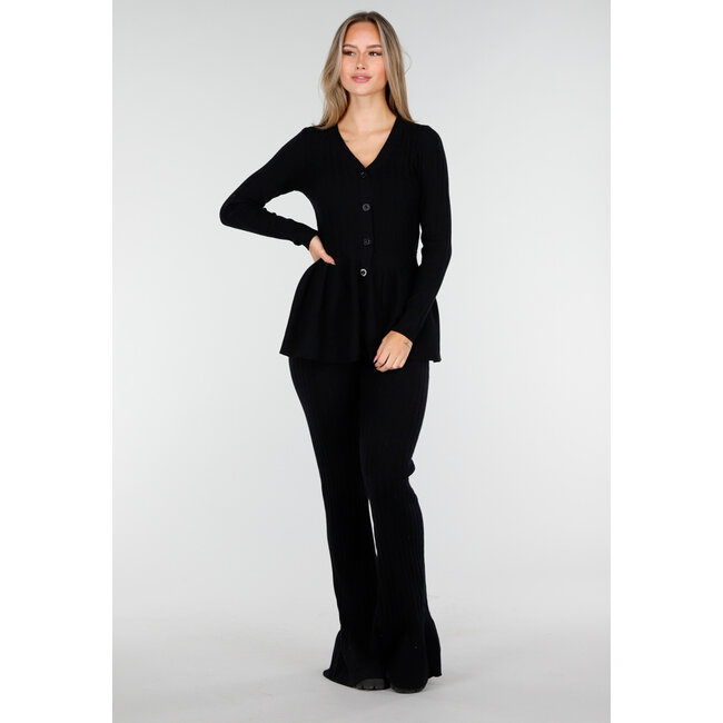 Schwarzes zweiteiliges Set mit ausgestelltem Oberteil und gerippter Flare-Hose