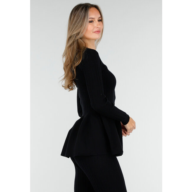 Schwarzes zweiteiliges Set mit ausgestelltem Oberteil und gerippter Flare-Hose