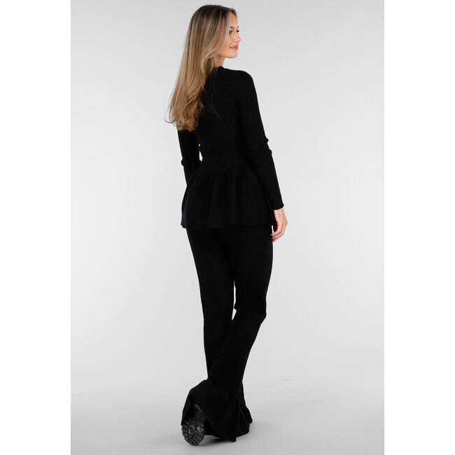Schwarzes zweiteiliges Set mit ausgestelltem Oberteil und gerippter Flare-Hose